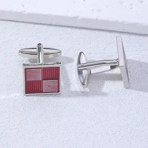Détail de boutons de manchette carrés en métal argenté avec motif à carreaux rouge