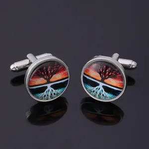 Détail macro de boutons de manchette Arbre de Vie avec finition argent poli et dôme en verre