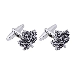 Vintage Ahornblatt Manschettenknöpfe in Silber mit detaillierter Blattader und Retro-Finish