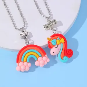 Detalle del juego de collares Best Friends con colgantes de arcoíris y unicornio