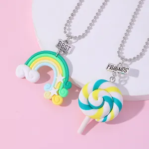 Detail der bunten BFF-Halsketten mit Regenbogen- und Lutscher-Anhängern an Silberperlenketten