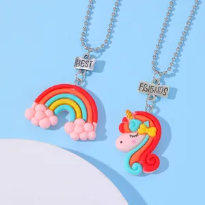 Detalle de los collares Best Friends con colgantes de resina de arcoíris y unicornio
