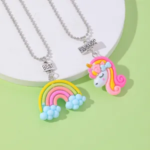 Detalle de collares Best Friends con colgantes de unicornio arcoíris en cadenas de bolas