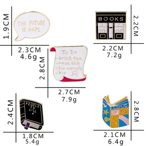 Set de pines de esmalte de libros y pergaminos con dimensiones y peso detallados
