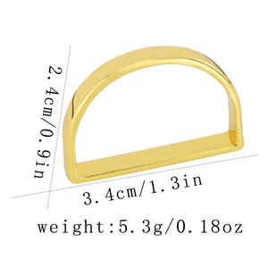 Detalle de servilletero dorado en forma de D mostrando medidas 3,4cm ancho y 2,4cm alto