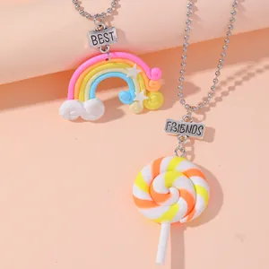 Detailaufnahme der Regenbogen- und Lutscher-Anhänger mit BEST FRIENDS Metallanhängern