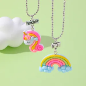 Detalle de collares BFF de unicornio y arcoíris coloridos con placas de Best Friends