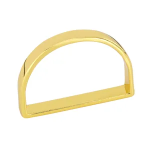 Primer plano del servilletero semicircular de metal dorado con acabado de espejo