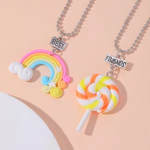 Detail von BFF-Regenbogen- und Lutscher-Anhängern mit Best-Friends-Gravur auf Perlenketten