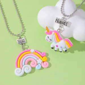 Detalle de los collares Best Friends con colgantes de arcoíris y unicornio para niños