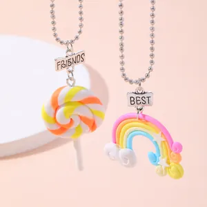 Detail von bunten BFF-Halsketten mit Regenbogen- und Lutscher-Anhängern an Kugelkette
