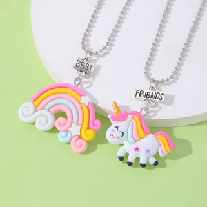 Primer plano de collares Best Friends con unicornio y arcoíris sobre fondo verde claro