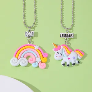 Detalle de collares Best Friends con colgantes de arcoíris y unicornio en cadenas de bolas