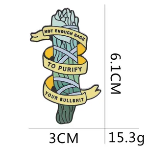 Emaille speld in punkstijl als saliebundel met geel lint, hoogte van 6,1 cm