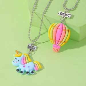 Detalle de dijes de unicornio Best Friends con cadenas de bolas plateadas para niñas