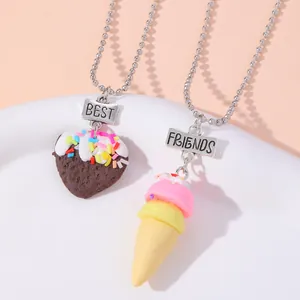 Detailansicht der Best Friends-Halsketten mit Erdbeer- und Eiscreme-Anhänger