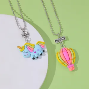 Detalle de collares Best Friends con colgantes de unicornio arcoíris y globo