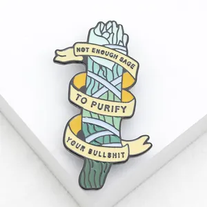 Macro-weergave van de emaille pin met saliebundel en tekst op een wit voetstuk
