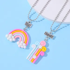 Detalle de collares Best Friends con colgantes de arcoíris en resina y cadenas de bolas