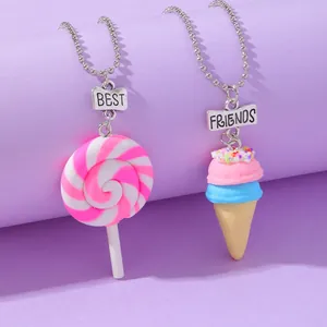 Nahaufnahme der Best Friends BFF Ketten mit Regenbogen Lutscher und Eiscreme Anhängern