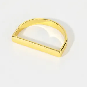 Servilletero dorado metálico en forma de D con acabado pulido para decoración de hotel