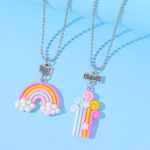 Detalle de los collares Best Friends con colgantes de unicornio y cadenas de bolas