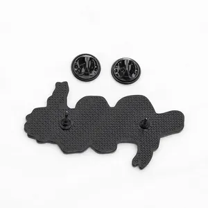 Punk stijl badge legering broche achteraanzicht met dubbele pinnen en vlindersluitingen