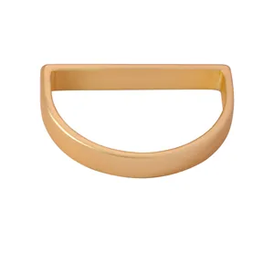 Servilletero minimalista de metal en forma de D con acabado pulido dorado mate