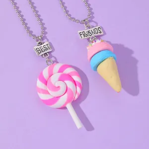 Details der BFF-Halskette mit Lutscher- und Eiscreme-Anhänger auf lila Hintergrund
