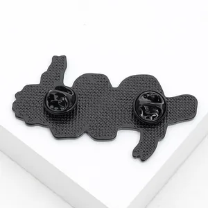 Detailweergave van de achterkant van de zwarte emaille pin met dubbele vlindersluitingen