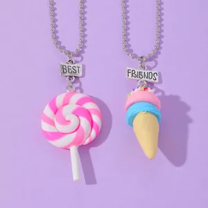 Detail von buntem Regenbogen-Lutscher und Eiscreme Best Friends Anhänger Halsketten-Set