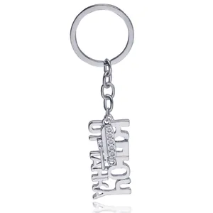 Porte-clés en métal argenté avec plaque gravée en russe et pendentif de char miniature