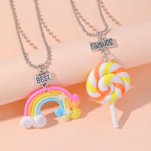 Regenbogen und Lutscher BFF Ketten mit Best Friends Anhängern auf rosa Grund