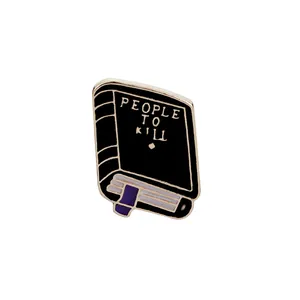 Pin esmaltado de libro negro con texto People To Kill dorado y detalle de marcador morado