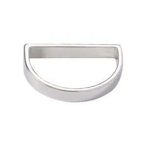 Polierter silberner Serviettenring in D-Form aus Zinklegierung mit glattem Finish