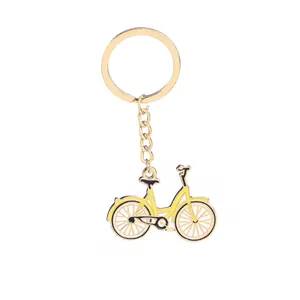 Portachiavi a forma di bici gialla in lega con anello dorato e finitura creativa in smalto