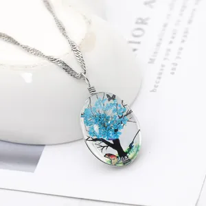 Collier vintage avec pendentif ovale en résine aux fleurs séchées bleues et chaîne