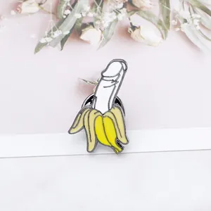 Divertido broche de esmalte de plátano pelado con diseño creativo de dibujos animados