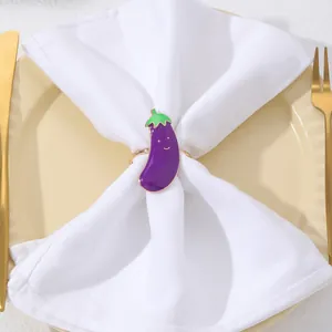 Dettaglio portatovagliolo a melanzana viola con base dorata su tovagliolo bianco