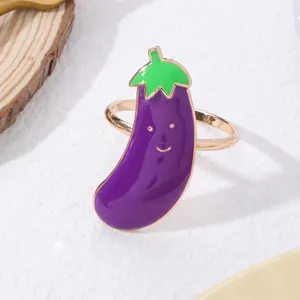 Dettaglio del portatovagliolo a forma di melanzana sorridente con smalto viola