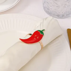 Dettaglio di portatovagliolo a forma di peperoncino rosso con smiley su tovagliolo