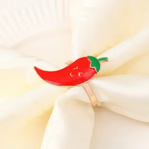 Dettaglio portatovagliolo a peperoncino rosso con viso cartoon su tovagliolo