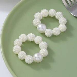 Set di portatovaglioli eleganti con perle bianche ed una grande perla finta lucida