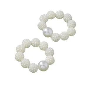 Eleganti portatovaglioli in perle bianche con grande perla centrale set da due