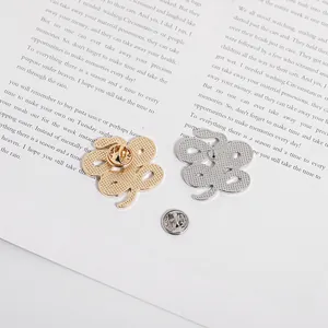 Detail der Schlangenbrosche Rückseite mit Schmetterlingsverschluss auf einem Buch