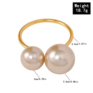 Portatovaglioli a U in oro champagne con due perle finte di diverse dimensioni