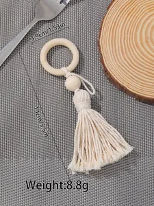 Dettaglio del portatovagliolo in legno con nappa in cotone e lunghezza totale 14cm