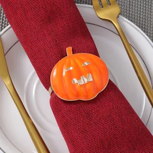 Dettaglio portatovagliolo a forma di zucca arancione con viso dorato per Halloween