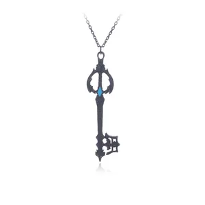 Collana a chiave nera opaca con gemma blu incastonata e catena nera coordinata