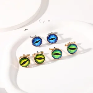 Dettaglio dei gemelli Occhio del Diavolo con motivi di iride felina blu e verde smeraldo